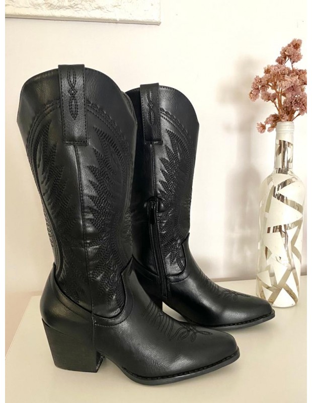 Bota Laura. Modelo 20074-B metal.